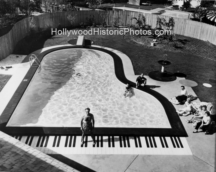 Liberace Sherman Oaks 1957.jpg